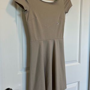 Neutral, basic cute back dress! SIZE: 00